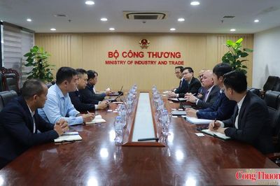 Thứ trưởng Nguyễn Việt Sơn làm việc với lãnh đạo Tập đoàn Baker Hughes