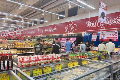 Khuyến mại cuối năm: Kích cầu thật hay chỉ là cuộc đua giảm giá?