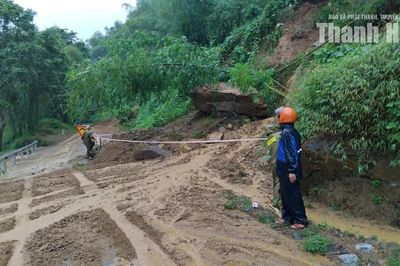 Mưa lũ gây ngập đập tràn, sạt lở đất ở xã Tam Lư