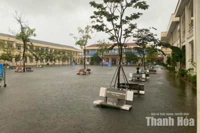 Nhiều trường cho học sinh tạm dừng đến trường do mưa lớn