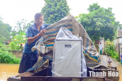 Người dân khẩn trương di dời tài sản khi nước lũ dâng cao