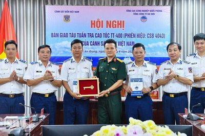 Bộ Tư lệnh Vùng Cảnh sát biển 4 tiếp nhận Tàu CSB 4043