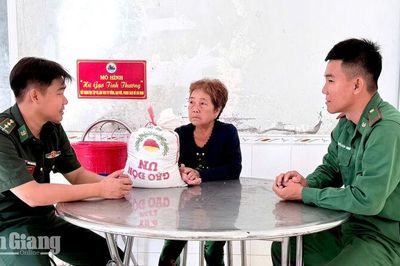 Ấm tình quân dân từ những hũ gạo sẻ chia