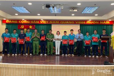 Ủy ban MTTQ Việt Nam thành phố tặng quà học viên tiêu biểu Cơ sở cai nghiện ma túy số 2