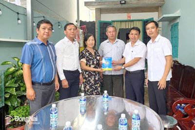 Thăm, tặng quà gia đình công nhân bị tai nạn lao động