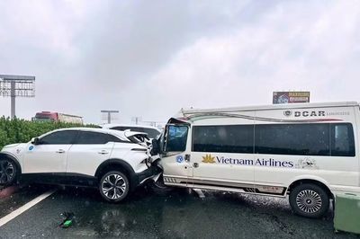 Ô tô Lexus lạng lách rồi dừng giữa cao tốc dẫn đến tai nạn liên hoàn
