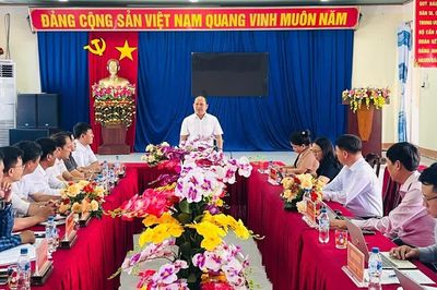 Phó Bí thư Thường trực Tỉnh ủy Rah Lan Chung làm việc với Đảng ủy xã Đăk Song