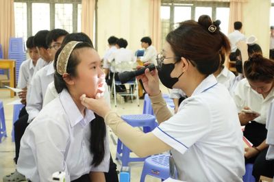 Gần 1.100 học sinh Trường Trung cấp nghề Ninh Hòa được khám sức khỏe định kỳ