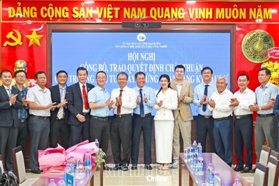 Phó Chủ tịch UBND tỉnh Trần Hòa Nam dự hội nghị ra mắt trang thông tin điện tử, trao giấy chứng nhận đầu tư 5 dự án