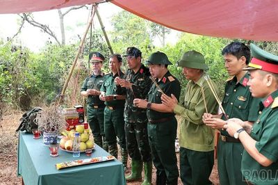 Quân khu 2 kiểm tra công tác tìm kiếm, quy tập hài cốt liệt sĩ tại Cam Đường