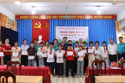 Hội Khuyến học tỉnh Tuyên Quang trao học bổng cho học sinh Bắc Mê