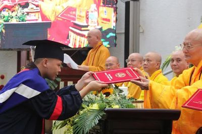 Học viện Phật giáo VN tại Huế trao Bằng tốt nghiệp cử nhân, thạc sĩ Phật học và khai giảng năm học 2026-2027