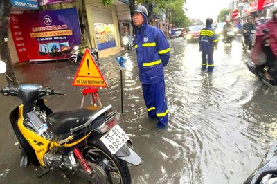 Mưa lớn, nhiều tuyến phố trung tâm Hải Phòng ngập cục bộ