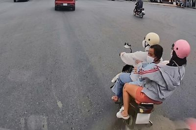 Tạt đầu xe tải, xe máy chở 3 suýt gặp tai nạn