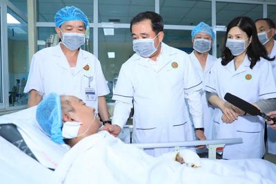 Bí thư Thành ủy Hà Nội thăm hỏi, trao hỗ trợ cho gia đình các nạn nhân vụ cháy ở Văn Cao