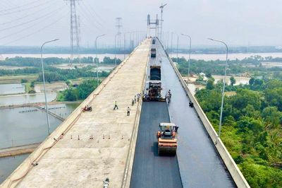 Đang thảm nhựa cầu Phước Khánh nối Đồng Nai - TP.HCM