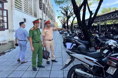 CSGT Đà Nẵng kiểm tra bãi giữ xe quanh trường học, hướng dẫn học sinh lái xe an toàn