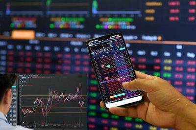 VN-Index giằng co quanh 1.810 điểm, dòng tiền phân hóa mạnh