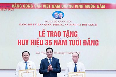 Đảng ủy Ủy ban Quốc phòng, An ninh và Đối ngoại trao tặng Huy hiệu Đảng