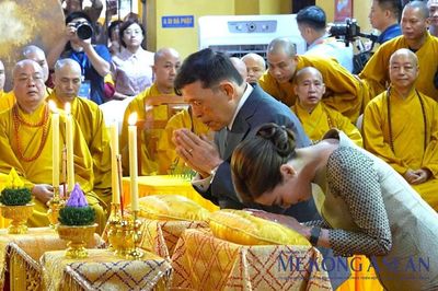 Nhà vua Thái Lan và Hoàng hậu dự lễ cầu an tại chùa Quán Sứ