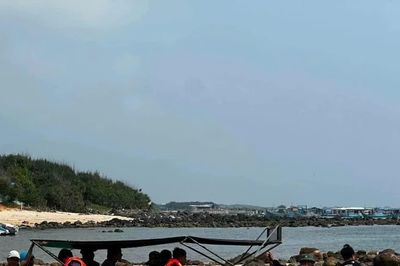 Công an Đặc khu Phú Quý và lực lượng phối hợp tìm thấy ngư dân mất tích do chìm tàu