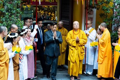 Nhà vua Thái Lan và Hoàng hậu dự lễ cầu an tại chùa Quán Sứ