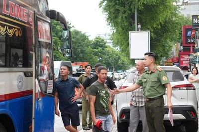 Tiếp nhận 42 công dân Việt Nam bị Hoa Kỳ trục xuất về nước