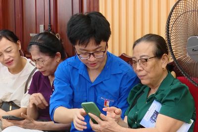 Thanh niên đồng hành, hỗ trợ người cao tuổi chuyển đổi số