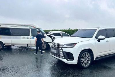 Làm rõ vụ Lexus dừng đột ngột trên cao tốc