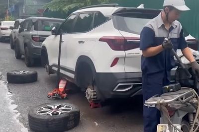Nhiều ô tô bị hư hỏng lốp bất thường tại phố Tân Khai