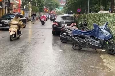 Lấn chiếm lòng đường, vỉa hè trên phố Thái Hà