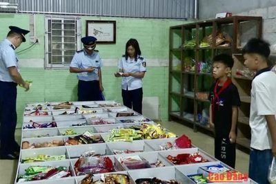 Kiểm tra cơ sở kinh doanh hàng hóa, thực phẩm khu vực trường học xã Quảng Uyên