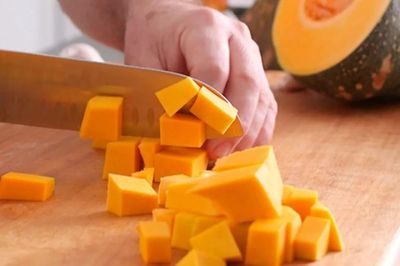 Bí đỏ có gì đặc biệt mà được xem là 'thực phẩm vàng' khi trời chuyển mùa?