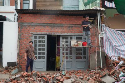Người dân tháo dỡ nhà, giao mặt bằng làm cầu đường 6.300 tỷ ở TP.HCM