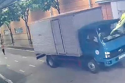 Xe tải lùi trong khuôn viên công ty, cán tử vong nữ công nhân 47 tuổi