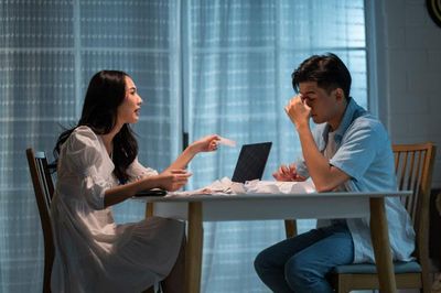 Vợ là trụ cột kiếm tiền và không chịu sinh con, bảo 'đưa 3 tỷ em mới yên tâm đẻ'