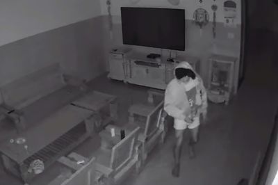 Bị phát hiện lẻn vào nhà dân, thanh niên bỏ chạy 'không mảnh vải che thân'