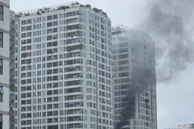 Lực lượng chữa cháy tại chỗ dập tắt ngay đám cháy tại chung cư 90 Nguyễn Tuân
