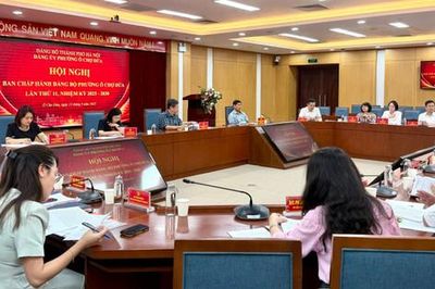 Đảng ủy phường Ô Chợ Dừa xem xét tổ chức lại 5 phòng chuyên môn