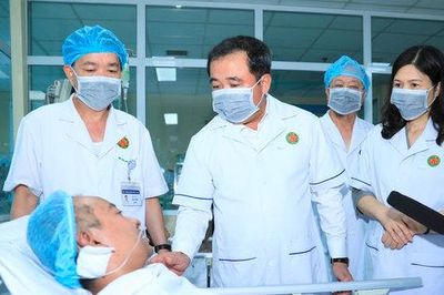 Bí thư Thành ủy Hà Nội Trần Đức Thắng thăm hỏi, động viên nạn nhân vụ cháy tại phường Tây Hồ