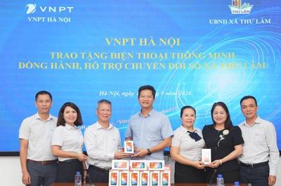 VNPT Hà Nội trao 60 điện thoại thông minh tặng người dân xã Phúc Thịnh và Thư Lâm