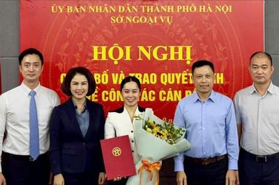 Sở Ngoại vụ thành phố Hà Nội trao các quyết định về công tác cán bộ