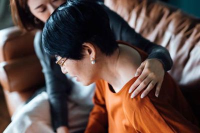 Vì sao chăm sóc cha mẹ già khó hơn chăm trẻ nhỏ: Người trong cuộc mới hiểu nỗi niềm này!