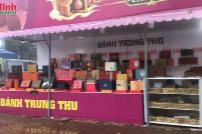 Rằm tháng Tám cận kề, hàng bánh Trung thu ven đường vẫn 'dài cổ' chờ khách