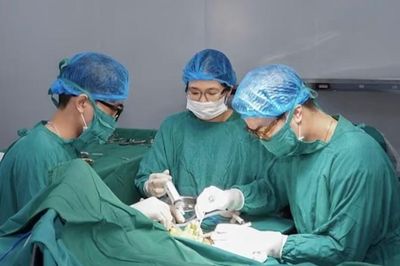 Người đàn ông nhập viện cấp cứu với thanh sắt cắm xuyên bàn tay