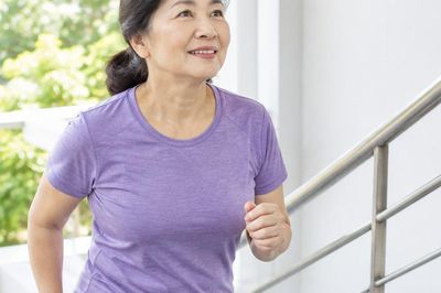 Sau tuổi 50, leo cầu thang có thể giúp tăng cường sức khỏe tim mạch