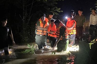 Căng dây đưa người dân vượt 3 cầu tràn ngập lũ đi cấp cứu trong đêm