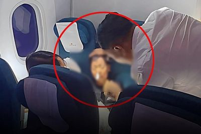 Bác sĩ Việt Nam cầm máu cho bé trai người Anh giữa chuyến bay Hà Nội - London
