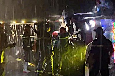 Tai nạn liên tiếp trong đêm, 19 người mắc kẹt trong xe khách lật ở Đồng Nai
