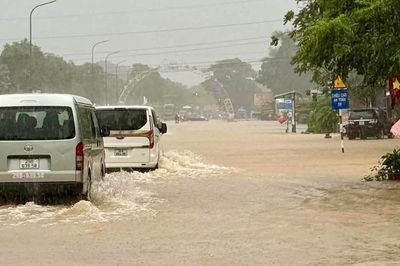 Tuyến đường huyết mạch lên các xã vùng cao Nghệ An ngập sâu, giao thông ách tắc